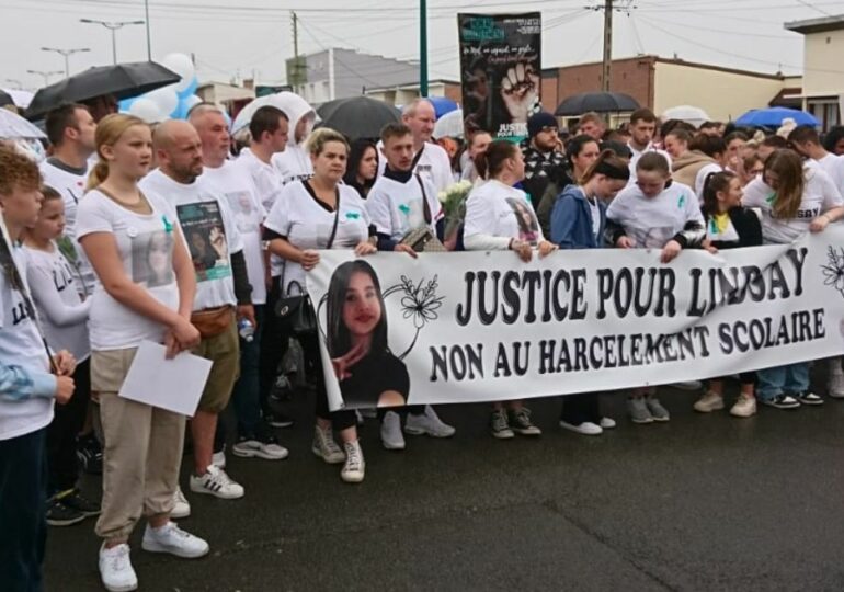 "Cette marche blanche est organisée en hommage à Lindsay mais c'est plus qu'un hommage que nous voulons lui rendre, c'est toute une nation qui vibre à l'unisson pour crier sa colère et sa tristesse et clamer haut et fort 'Plus jamais ça !" - La mère de Lindsay, la collégienne victime de harcèlement scolaire qui s'est suicidée le 12 mai, lors de la marche blanche organisée ce dimanche.