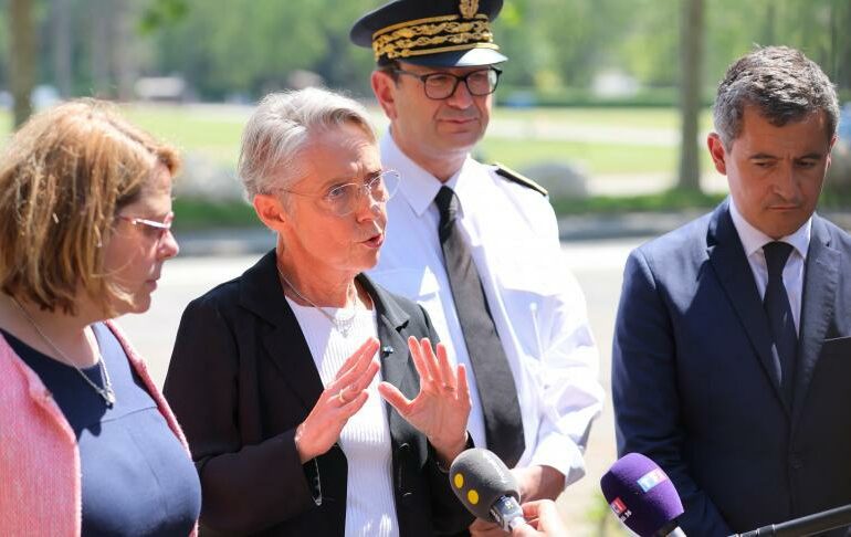 "Ce sont de tout petits enfants blessés très grièvement, en tant que parents et citoyens, on est déjà très choqué" - Elisabeth Borne à Annecy après avoir rencontré les secouristes