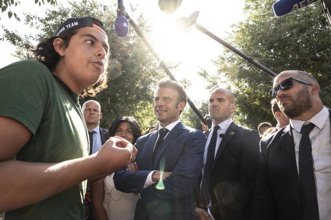 "Tous ceux qui ont des enfants le savent (...) on a aujourd'hui des enfants qui ont deux mois et demi parfois de vacances, quelques-uns presque trois mois de vacances" - Emmanuel Macron évoquant une remise à plat des vacances scolaires en France et donc dans les Lycées français à l'étranger.