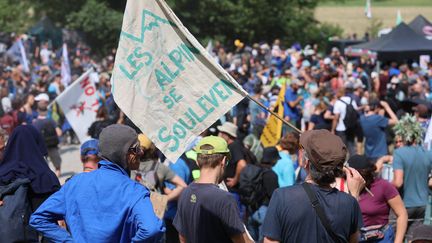 "On peut manifester, on peut revendiquer, on peut appeler à changer la loi. Mais (...) il faut distinguer les comportements de militantisme et les comportements violents. Cette tentative de dire que la violence est légitime, on doit la contester", a expliqué Olivier Véran pour justifier la dissolution du groupe activiste écologiste, Les Soulèvements de la Terre, à l'issue du Conseil des ministres