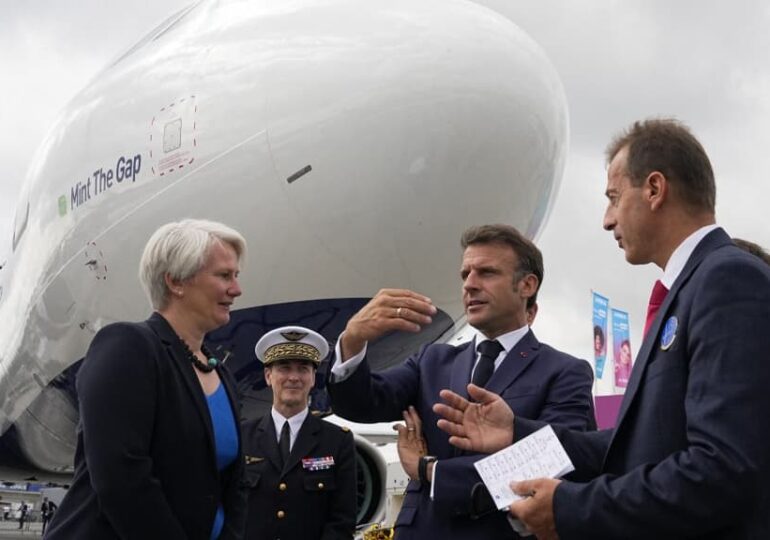 "La sobriété bien organisée, si je puis dire 'non punitive', comprise par tous, partagée par tous, raisonnable, qui fait qu'on fait chacun des efforts (...), elle est bonne" - Emmanuel Macron au salon de l'aéronautique au Bourget ce lundi 19 juin 2023