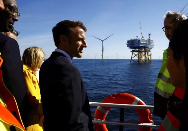 "Je continue de me battre pour que le pays puisse avancer", a répondu Emmanuel Macron aux journalistes, depuis un sommet en Belgique sur l'éolien en mer du Nord ce 24 avril 2023.