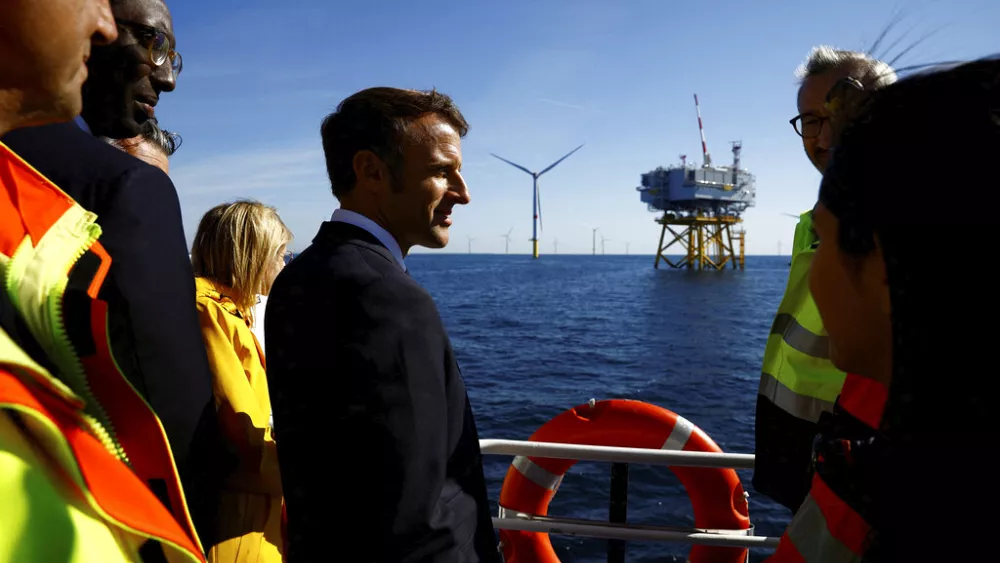 « Je continue de me battre pour que le pays puisse avancer », a répondu Emmanuel Macron aux journalistes, depuis un sommet en Belgique sur l’éolien en mer du Nord ce 24 avril 2023.