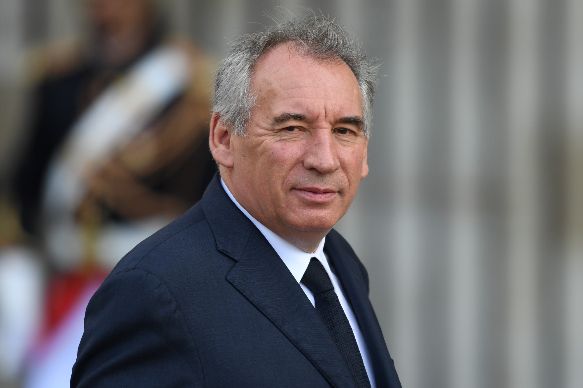 « On ne peut pas continuer comme ça: si je peux aider à ce qu&rsquo;on sorte de tout ça, je le ferai », a déclaré, François Bayrou, maire de Pau et président du MODEM, un parti allié à Emmanuel Macron, au micro de BFMTV, ce dimanche 08 décembre en marge d&rsquo;une inauguration dominicale dans sa ville.
