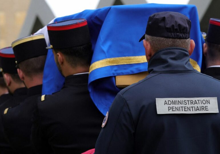 "Leur mort ne restera pas impunie"- "Le glaive de la justice ne tremblera pas", a déclaré le Premier ministre, Gabriel Attal, avec émotion, lors de l'hommage national rendu ce mercredi à Caen aux deux agents pénitentiaires tués le 14 mai dernier.