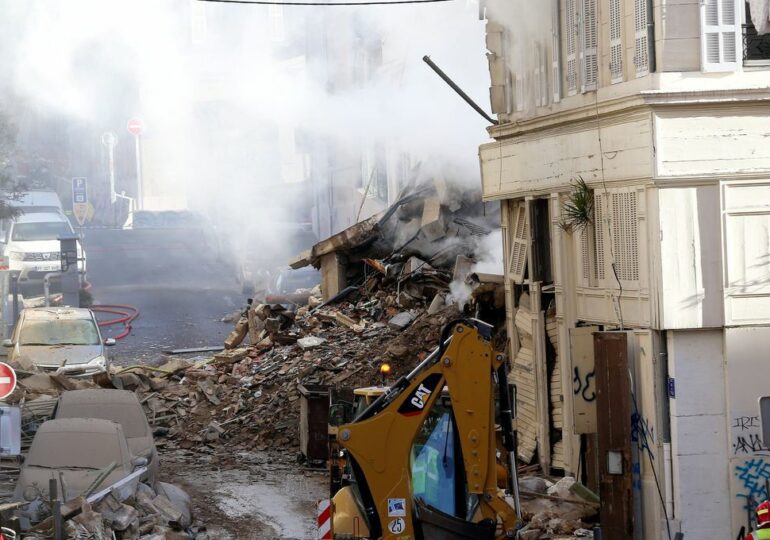 "J'étais en train de regarder la télévision dans mon lit et j'ai entendu la déflagration. C'était vraiment un bruit de bombe" - Une témoin de l'effondrement de l'immeuble à Marseille samedi 08 avril 2023