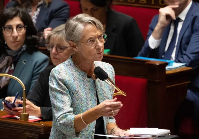 "La proposition de loi pour abroger la réforme est anticonstitutionnelle", a lancé dans l'hémicycle la cheffe du gouvernement, en réponse à une question de la présidente des députés écologistes Cyrielle Chatelain traitant de la loi proposée par le groupe LIOT proposant de supprimer le nouvel âge légal de la retraite pour le ramener à 62 ans.