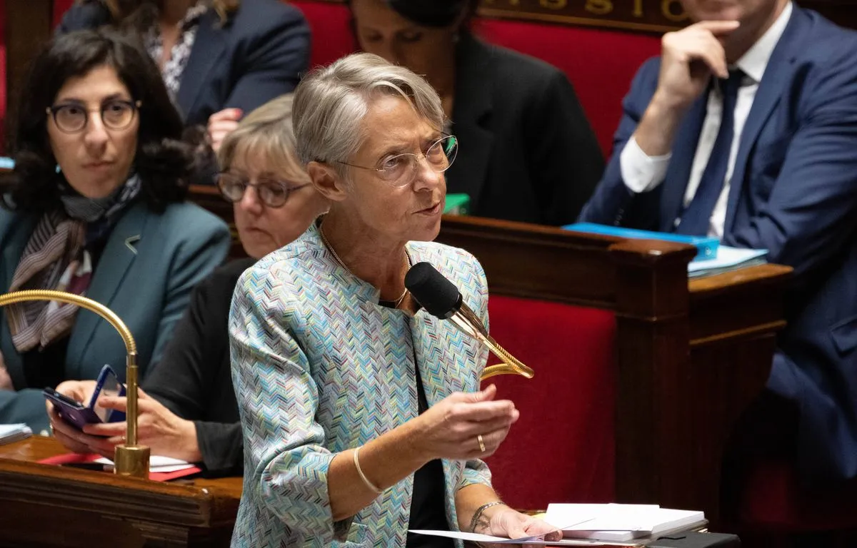 « La proposition de loi pour abroger la réforme est anticonstitutionnelle », a lancé dans l&rsquo;hémicycle la cheffe du gouvernement, en réponse à une question de la présidente des députés écologistes Cyrielle Chatelain traitant de la loi proposée par le groupe LIOT proposant de supprimer le nouvel âge légal de la retraite pour le ramener à 62 ans.