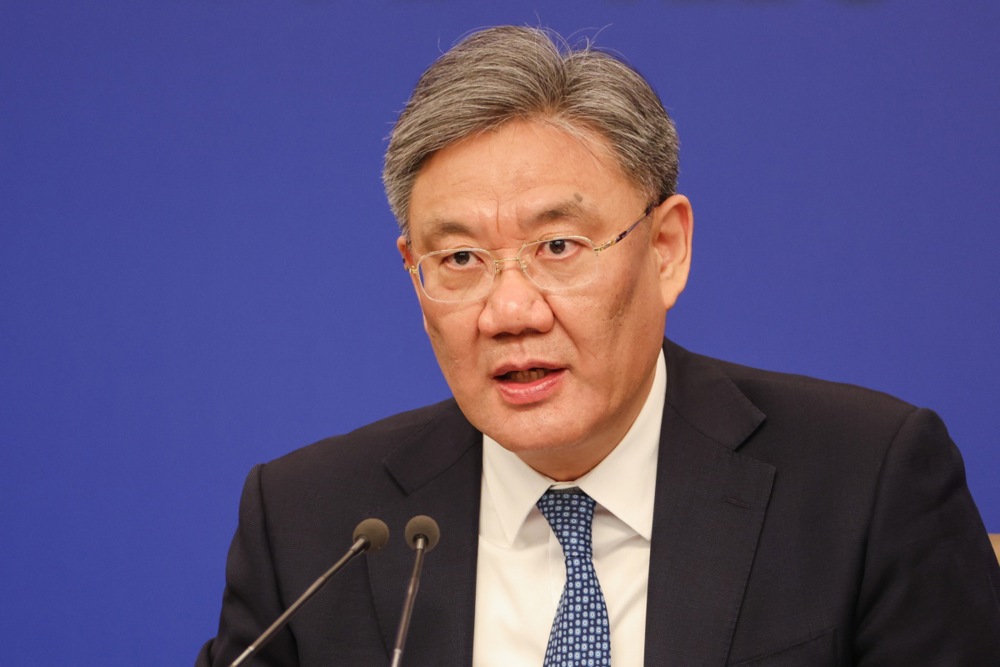 Le ministre chinois du Commerce, Wang Wentao, prend la parole lors d’une conférence de presse sur le développement et la réforme, à l’occasion de la troisième session du Congrès national du peuple (NPC) à Beijing, en Chine, le 06 mars 2025. ©AFP