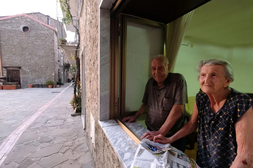 L’Italien Antonio Vassallo, 100 ans au moment de la prise de vue, et sa femme Amina Fedollo, 93 ans, posant dans leur maison à Acciaroli, dans le sud de l’Italie, le 23 août 2016. ©AFP
