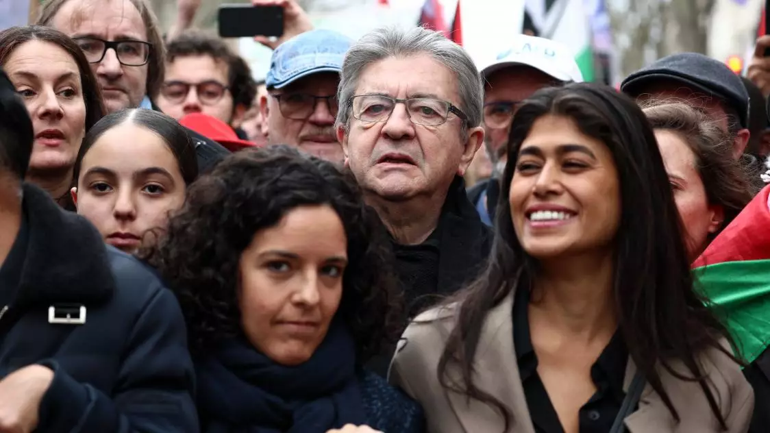 LFI a ainsi rejoint ce mardi l&rsquo;appel lancé le même jour par l&rsquo;Union étudiante et l&rsquo;Union syndicale lycéenne (USL) à une « manifestation contre l&rsquo;autocratie d&rsquo;Emmanuel Macron » prévue le 07 septembre. Le parti de Jean-Luc Mélenchon exhorte les forces politiques, syndicales et associatives « attachées à la défense de la démocratie à se joindre à cet appel ». Pour l&rsquo;instant le parti socialiste n&rsquo;a pas rejoint ce mouvement. 