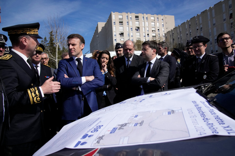 "L’objectif, c’est de rendre la vie des trafiquants, des dealers, impossible", a martelé le chef de l'Etat, lors de son déplacement à Marseille dans le cadre d'une opération "place nette" ce 20 mars. Il a aussi affirmé ne vouloir "céder à aucun discours de défaite" face aux trafics de drogue.