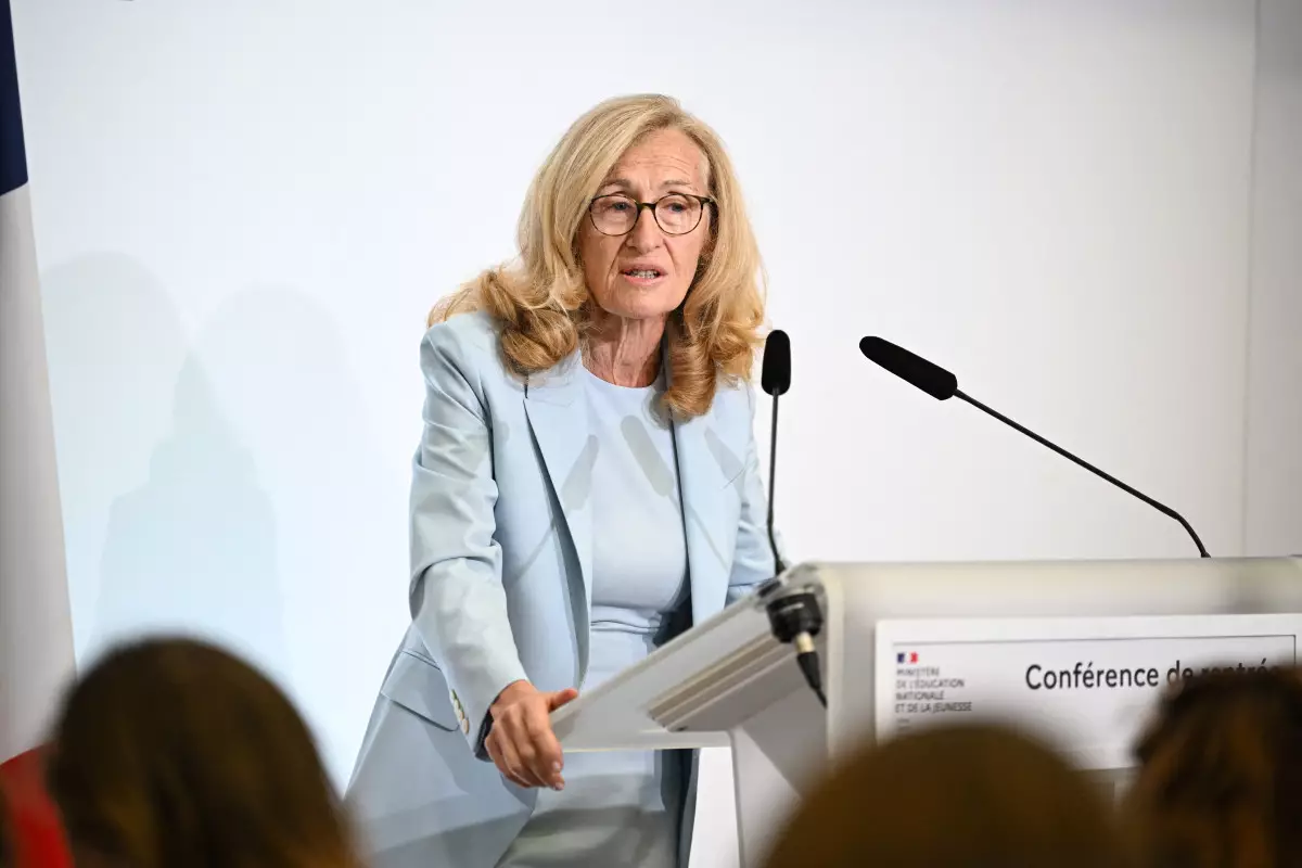« Ces images sont terriblement choquantes et inacceptables dans notre École. J&rsquo;ai demandé sans délai le lancement d&rsquo;une procédure disciplinaire, avec une suspension immédiate de la professeure. J&rsquo;adresse tout mon soutien à la victime et à sa famille, qui sont prises en charge », écrit la ministre de l&rsquo;Éducation nationale démissionnaire, Nicole Belloubet, sur X (ex-Twitter)