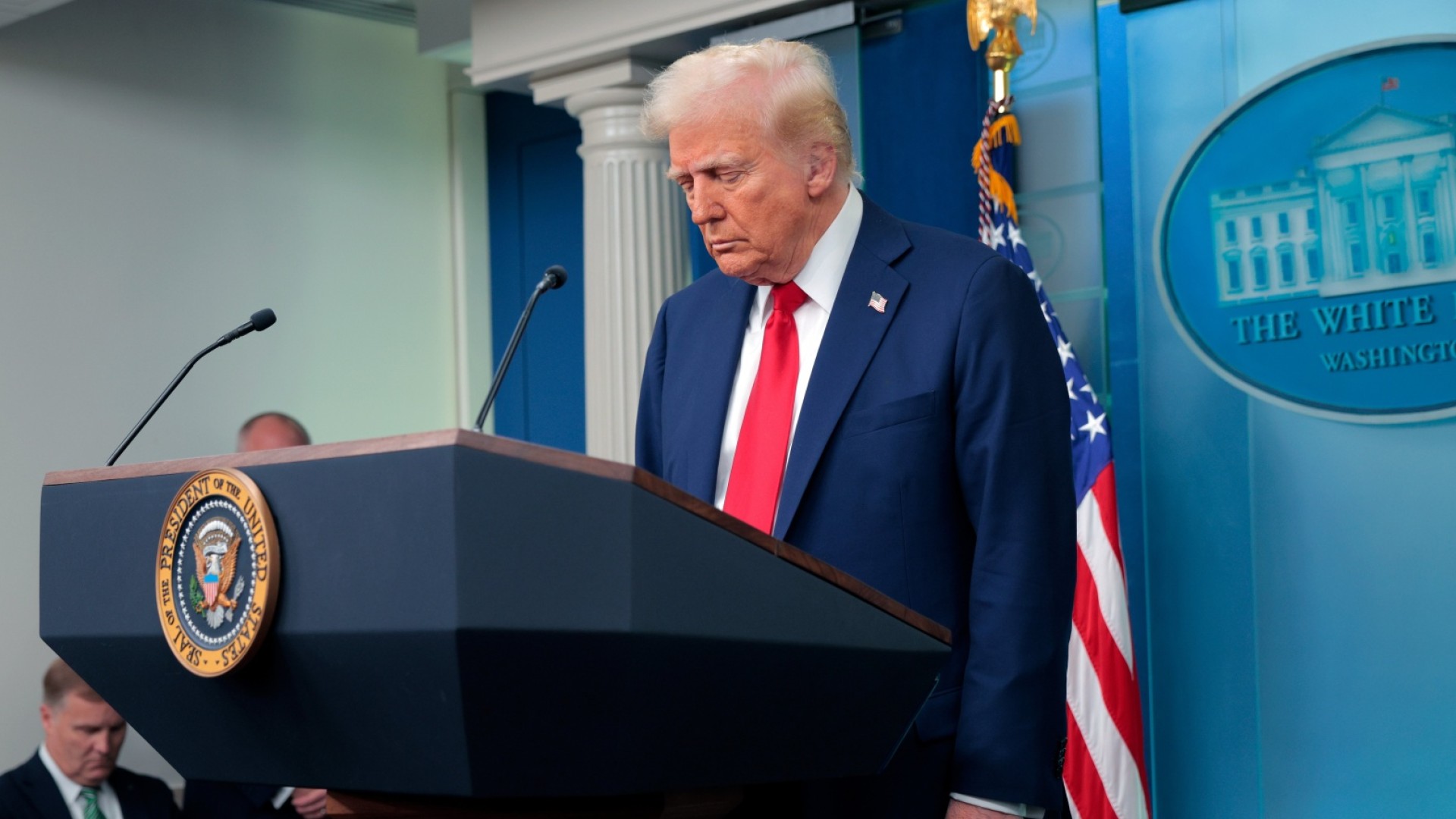 Depuis la Maison Blanche, le président américain a polémiqué sur les conditions d’entrée à l’agence fédérale de l’aviation américaine (FAA), qui nuiraient à la sécurité aérienne. Car le crash d’un avion à Washington, ce jeudi 30 janvier, survient quelques jours après que Donald Trump a signé un décret mettant fin aux politiques de diversité de l’agence.