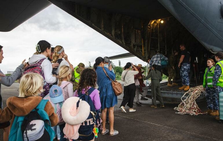 "Demain et dans les prochains jours, l’accompagnement des touristes étrangers et français qui souhaiteraient rejoindre leur domicile se poursuivra. Les vols affrétés par le Gouvernement permettront l’accompagnement de près de 500 personnes", a annoncé le Haut-commissariat du TOM ce mardi 21 mai.