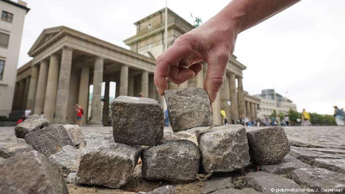 Le DAU : une manifestation d’un nouveau type, changeant de jour en jour et de ville en ville= Paris/Londres/Berlin.