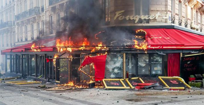 "Gilets jaunes": un acte 18 marqué par un fort regain de violences à Paris - VIDEO