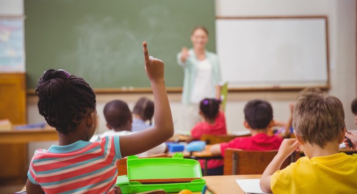 Lycées français à l’étranger, crises et polémiques