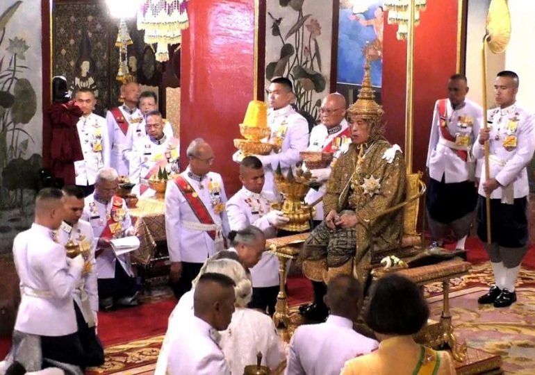 Thailande : Couronnement du roi Maha Vajiralongkorn - VIDEO