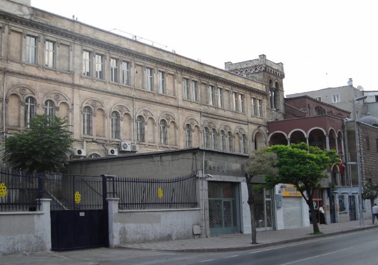 Tensions sur l'apprentissage du Turc en France et conséquences sur les lycées français en Turquie.