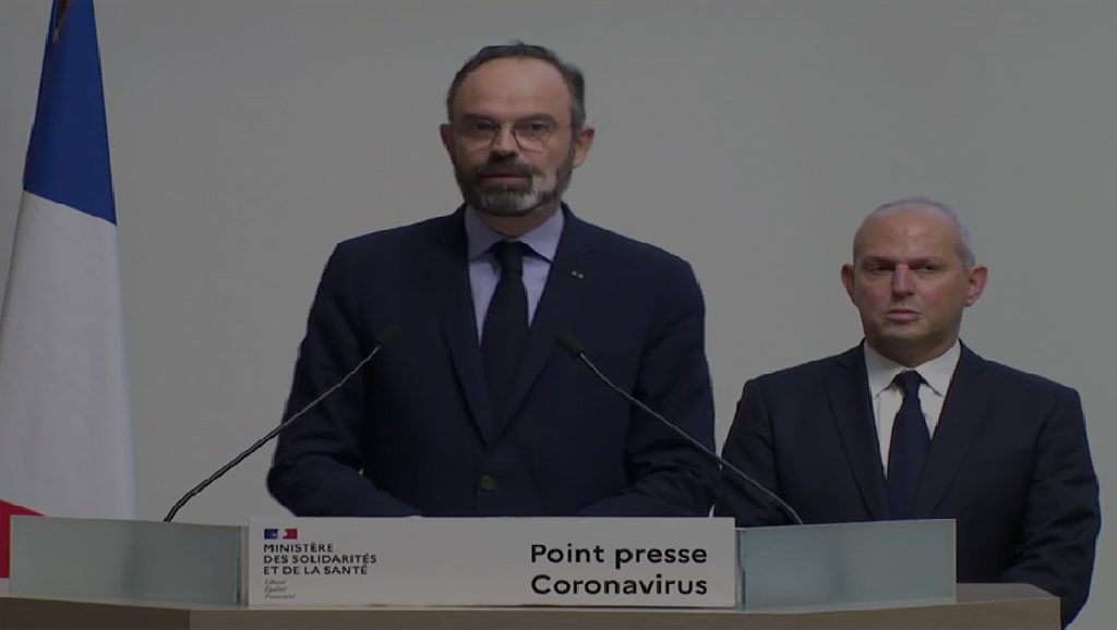 « Grâce à la mobilisation de tous, le virus recule. Néanmoins, le déconfinement progressif ne doit pas nous inciter à relâcher notre vigilance. En respectant les gestes barrière, vous vous protégez et vous protégez les autres », rappelle le message publié sur Twitter par le compte officiel du gouvernement et retweeté par le Premier ministre Edouard Philippe.