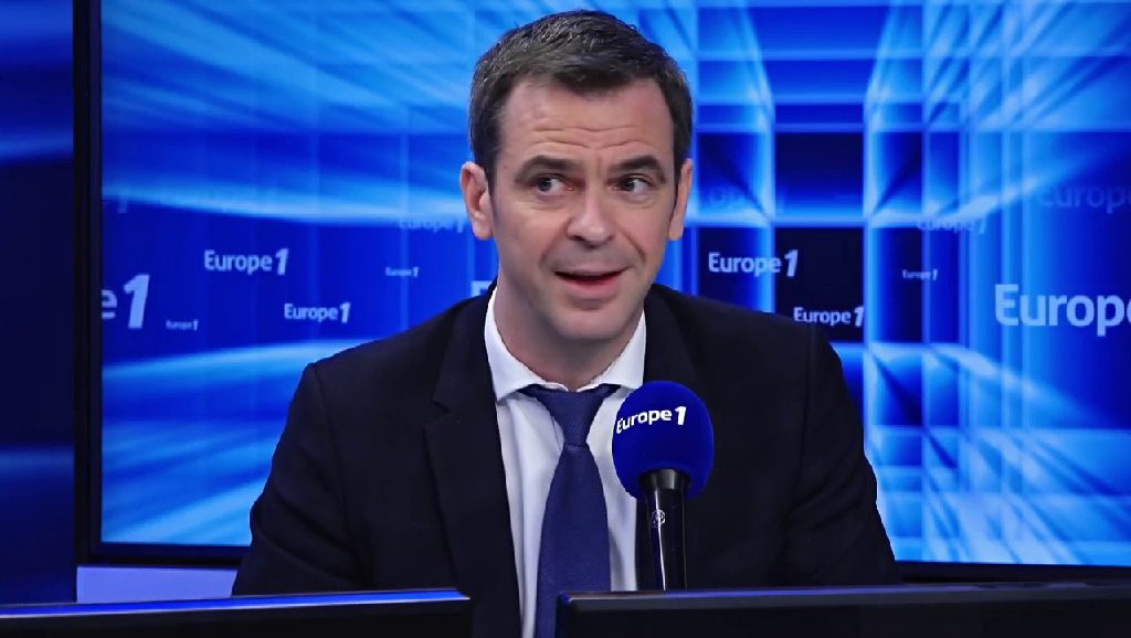 « on entend dire beaucoup de choses. Si une personne doit signer un tel décret, je serai au courant ». – Olivier Veran – Ministre de la Santé – sur les rumeurs imposant, en France, un couvre-feu dès mardi