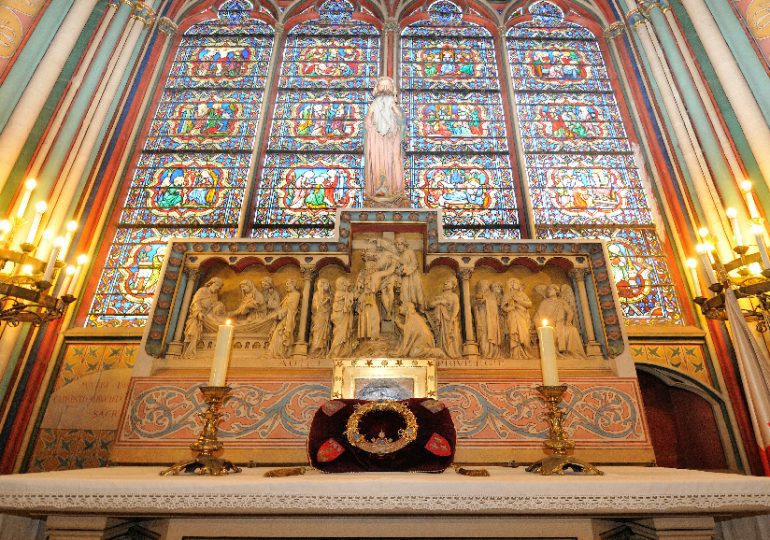 Vénération de la Sainte Couronne à Notre Dame de Paris - Vendredi Saint - Video - Direct et Replay