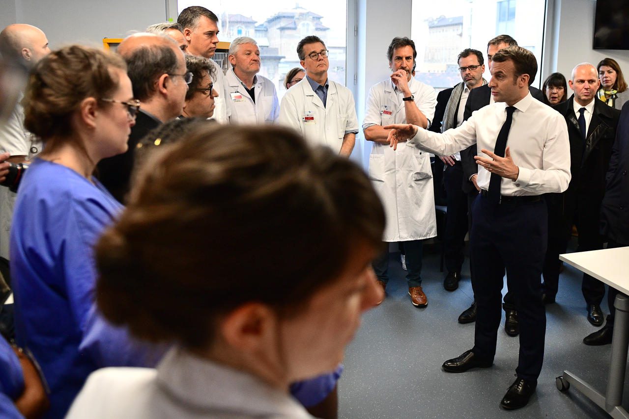 « Je ne mettrai pas plus d’argent pour que le système fonctionne pareil » – Emmanuel Macron lors de sa visite dans un hôpital parisien
