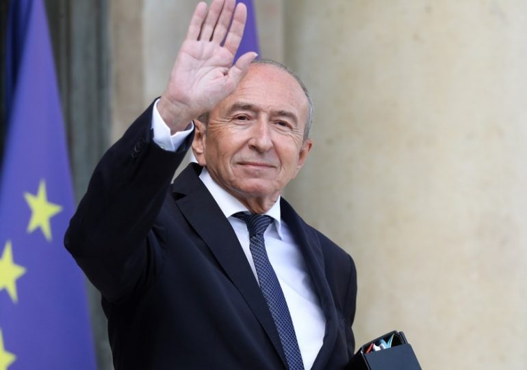 "Heureusement que les élus locaux ont été là" pour se procurer des tests, insiste Gérard Collomb, ancien ministre de l'Intérieur de Macron, pour qui "le gouvernement a été pris au dépourvu. Il y a eu des allers-retours qui après coup ont fait très mal".