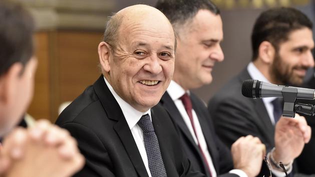 «À partir de demain, toutes les personnes qui viennent de l'étranger hors Union européenne pourront demander une quatorzaine sur la base du volontariat.» Le Ministre des affaires étrangères, Le Drian, lors de sa conférence.