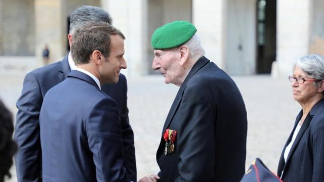 Emmanuel Macron célèbre jeudi, à Paris puis à Londres, le 80e anniversaire de l'appel du 18 juin de Charles de Gaulle, l'occasion pour lui d'appeler à l'unité de la nation, quand tous ses adversaires se disputent l'héritage du général