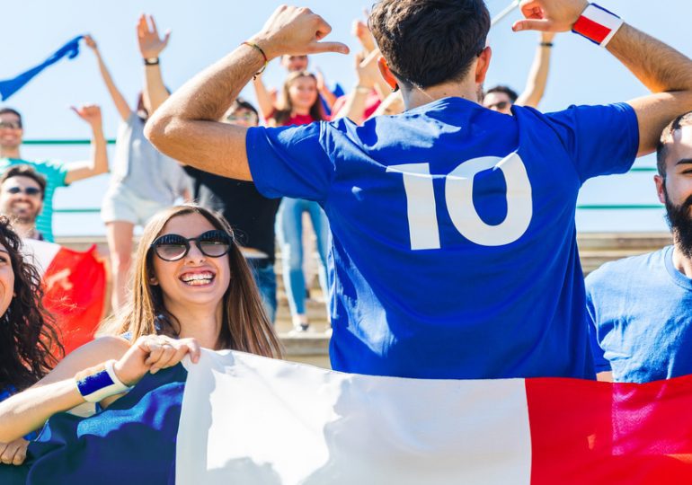 La France arrête son foot, mais l’exporte.