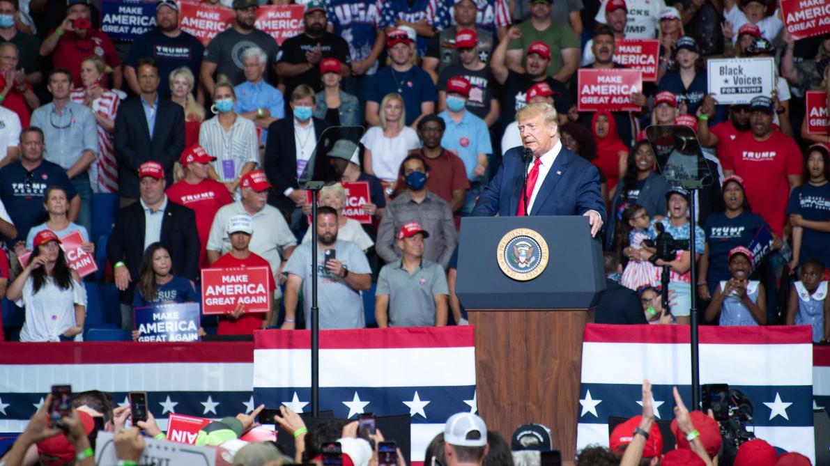 « Alors j’ai dit à mon équipe ‘Ralentissez le dépistage’. Ils font des tests, et des tests… » Donald Trump lors de son premier meeting de campagne post Covid-19