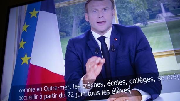 "Tout ne peut pas être décidé à Paris, les territoires ont montré leur ingéniosité" pendant la crise du coronavirus, "faisons-leur davantage confiance", a déclaré le chef de l'Etat dans une allocution.