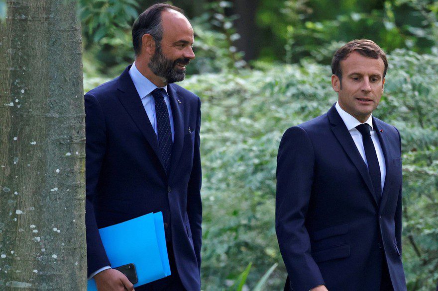 Emmanuel Macron sur le remaniement ce matin dans la presse régionale : « J’aurais à faire des choix pour conduire le nouveau chemin. Ce sont de nouveaux objectifs d’indépendance, de reconstruction, de réconciliation et de nouvelles méthodes à mettre en œuvre. Derrière, il y aura une nouvelle équipe. »