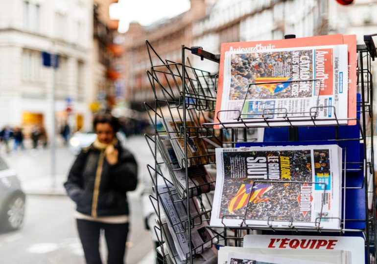 Bruxelles demande aux États membres d’apporter un soutien « urgent » aux médias