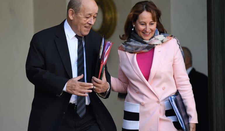 "Pompili très bien, c'est quand même mieux que l'autre folle de Ségo", aurait réagi par message Jean-Yves Le Drian, croyant répondre au président de la République, alors qu'il s'adressait en fait son SMS à la principale intéressée, Ségolène Royal.