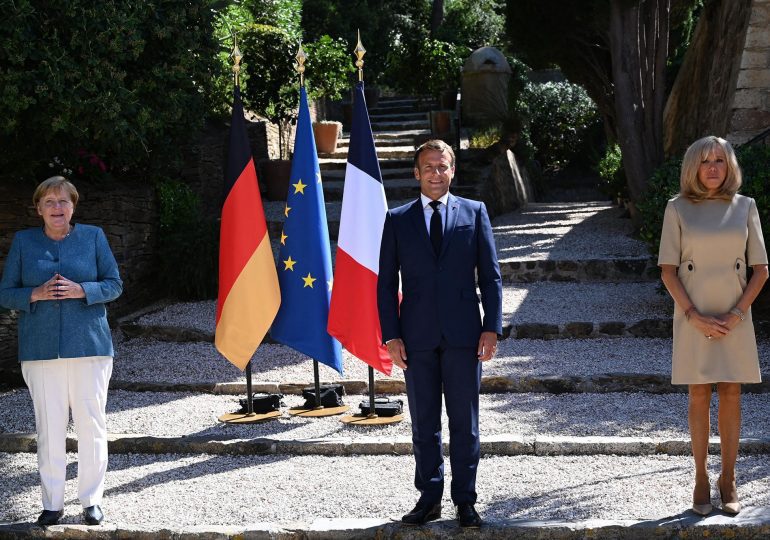 "Nous souhaitons que ce dialogue puisse être mis en place par les Biélorusses eux-mêmes. Mais l'Union européenne se tient prête néanmoins à accompagner celui-ci, si notre rôle de médiation peut être utile et est souhaité par les Biélorusses, avec d'autres institutions, notamment l'OSCE, et incluant la Russie dans le dialogue exigeant", a déclaré Emmanuel Macron.