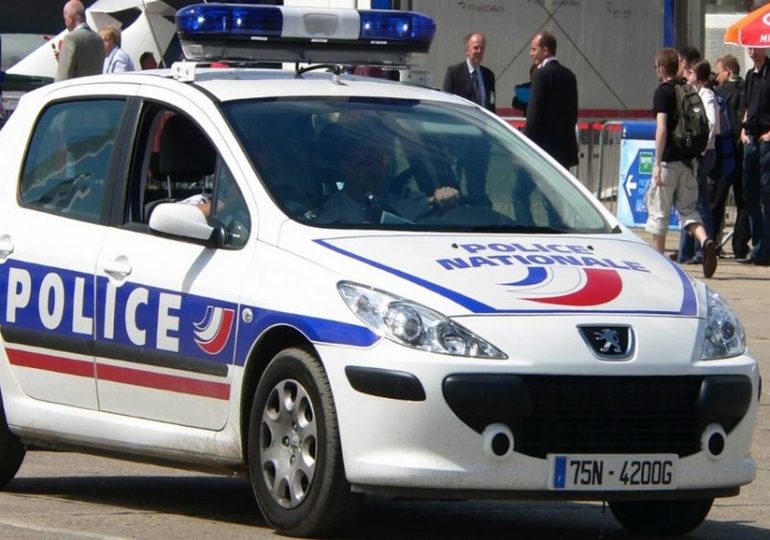 Deux policiers "massacrés" en France