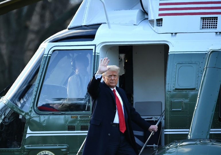 " Je me battrai toujours pour vous, j’écouterai, regarderai, et je vous dis que l’avenir de ce pays n’a jamais été si bon. (...) Nous reviendrons d’une manière ou d’une autre". Donal Trump lors de son discours de départ