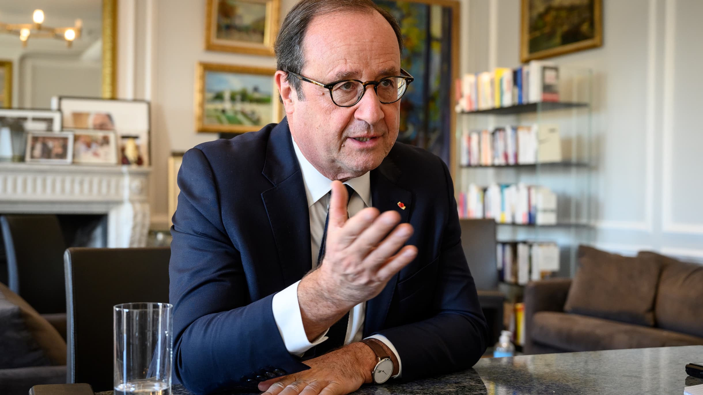 Emmanuel Macron «doit terminer son mandat» pour éviter «une crise institutionnelle majeure», a clamé son prédécesseur François Hollande ce dimanche 5 janvier dans un entretien pour Ouest-France. Et ce, «quels que soient les reproches qui peuvent être adressés» – à Emmanuel Macron -, «et ils sont nombreux», a-t-il souligné. 