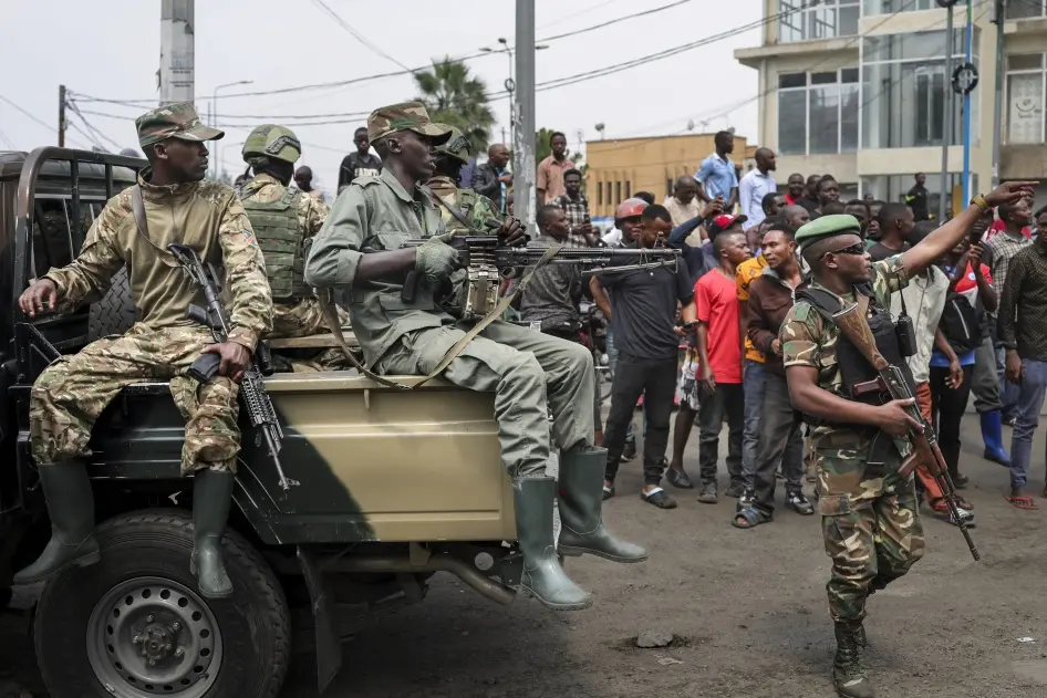 Des membres du groupe armé M23, soutenu par le Rwanda, sécurisent une rue avant l'arrivée du chef de l'Alliance Fleuve Congo (AFC), une alliance de partis politiques et de groupes armés comprenant le M23, à Goma, en République démocratique du Congo, le 1er février 2025. © 2025 Tony Karumba/AFP