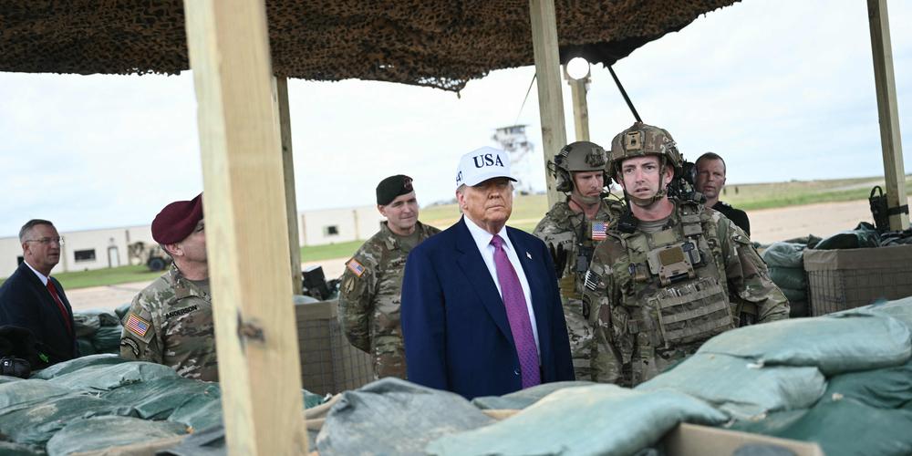 Le président américain Donald Trump regarde une manifestation militaire à Fort Bragg, une installation militaire de l’armée américaine, près de Fayetteville, en Caroline du Nord, le 10 juin 2025. (Photo par Brendan SMIALOWSKI / AFP)