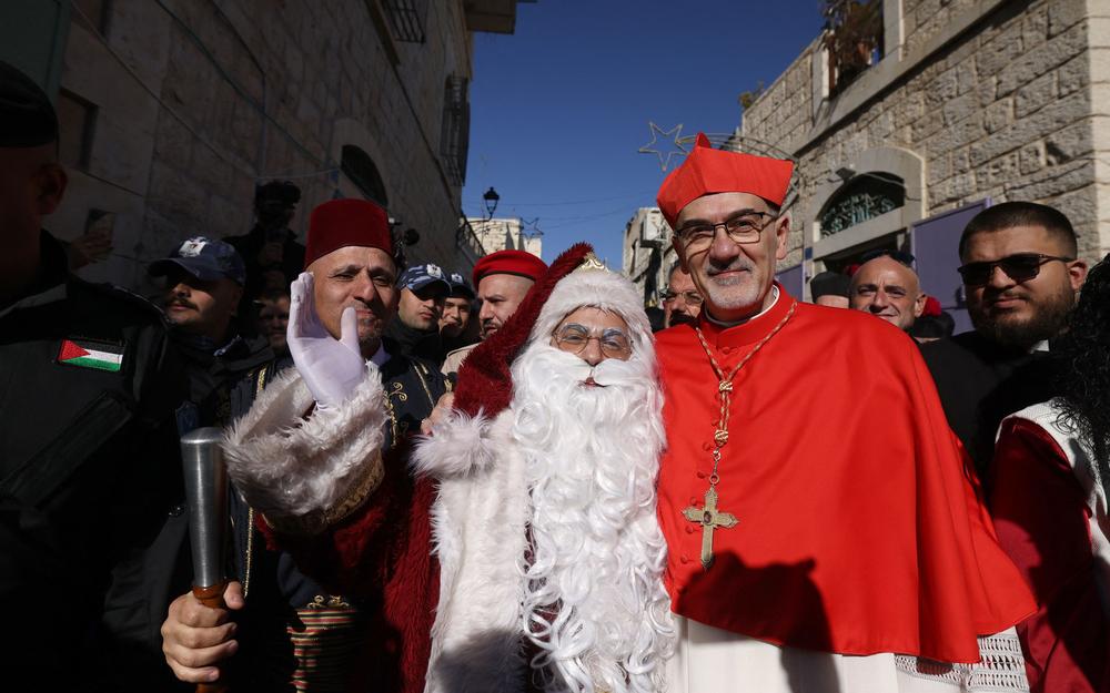 Le cardinal Pierbattista Pizzaballa a rendu visite aux fidèles catholiques palestiniens à Béthléem. ©HAZEM BADER / AFP