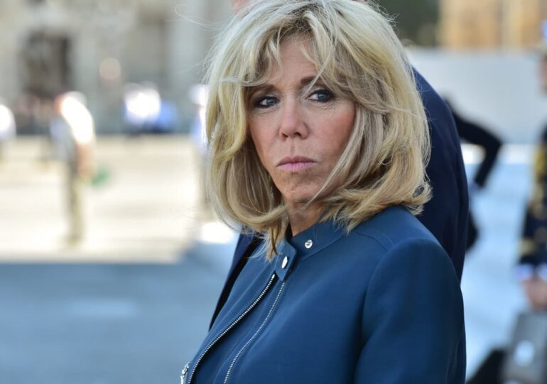 "Je suis en solidarité totale avec ma famille et en rapport constant, depuis hier 23h, avec Jean-Baptiste (mon petit neveu, victime de l'agression) et Jean-Alexandre (mon neveu, père de la victime)" - Brigitte Macron réagissant aux actes commis par un groupe d'une dizaine de manifestants qui a pris, lundi soir, après l'allocution du Président de la République, la direction de la boutique de chocolats familiale, avant de jeter des projectiles et des poubelles sur la vitrine du magasin.