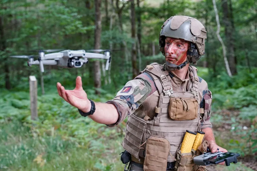Opérateur drone du 2e RIMa en action : un soldat met en œuvre un drone d’observation au profit de son groupe de combat, le 2 juillet 2025. ©FREDERIC PETRY / Hans Lucas/AFP
