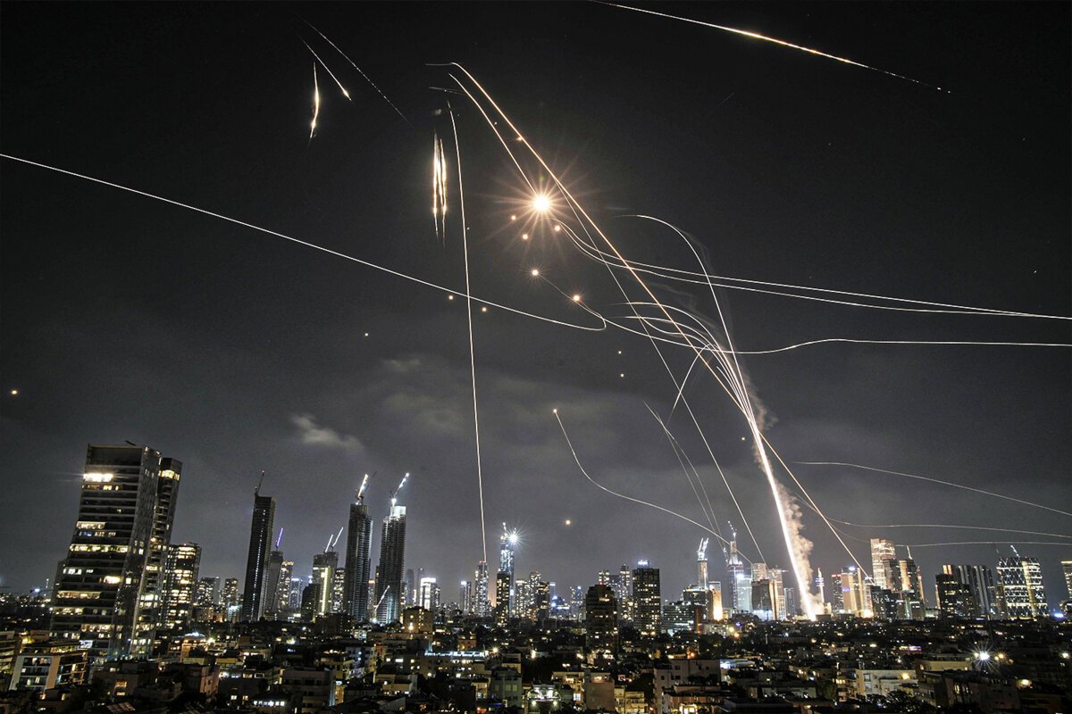 Ciel d'Israel alors que le dôme de fer intercepe la majorité des missiles iraniens ©AFP