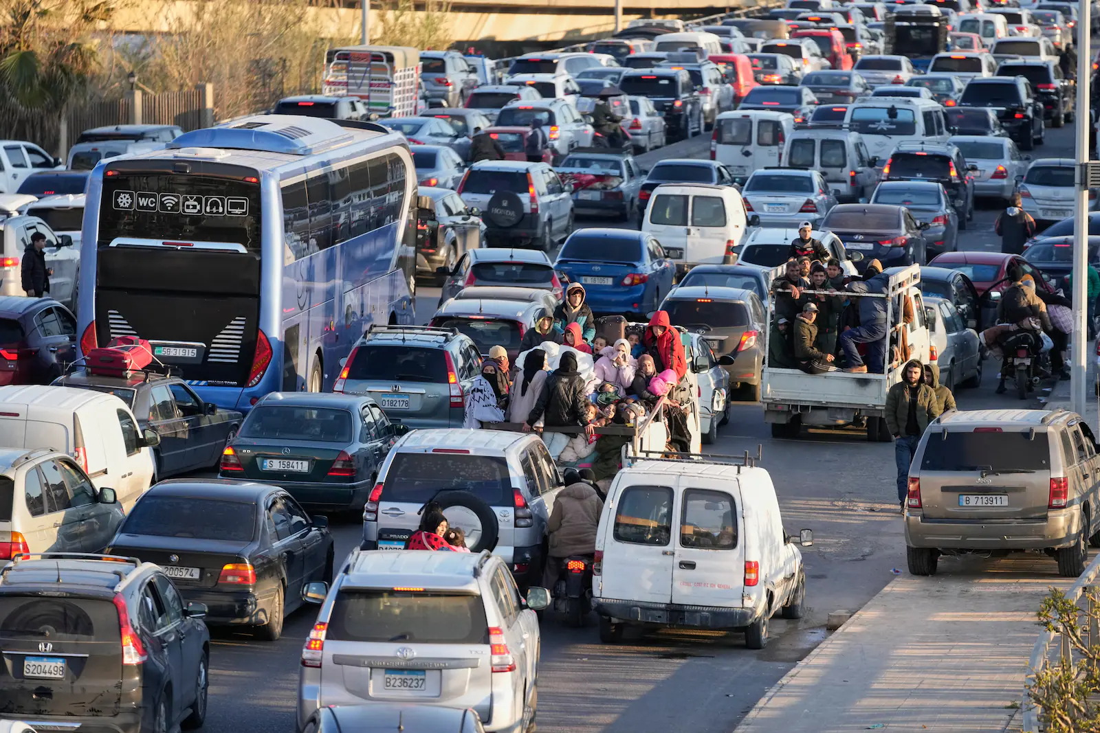 Des personnes fuyant les frappes israéliennes dans le sud du Liban bloquées sur une autoroute reliant Beyrouth à la ville portuaire de Sidon, le lundi 2 mars 2026. ©Mohammed Zaatari/AP