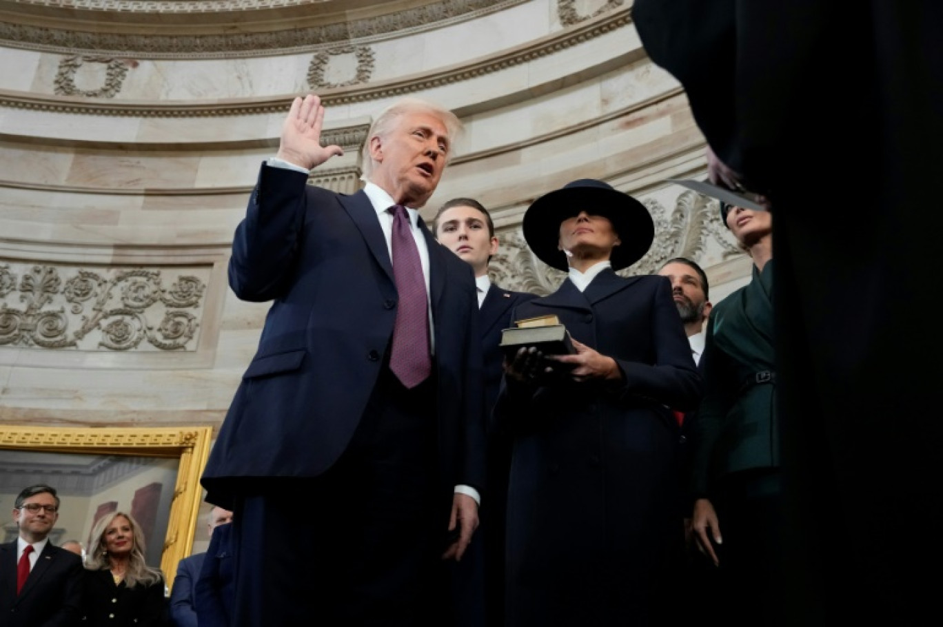 Le président élu des États-Unis, Donald Trump, prête serment lors de la cérémonie d'investiture dans la rotonde du Capitole, le 20 janvier 2025 à Washington © Morry Gash