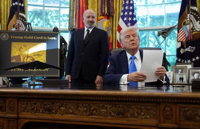 Donald Trump, lors de l’annonce sur les visas, avec le secrétaire au commerce, Howard Lutnick, à Washington, le 19 septembre 2025. ©KEN CEDENO/REUTERS